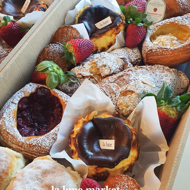 Pastry Box (Large 6-8 people)