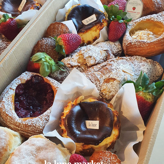 Pastry Box (Large 6-8 people)